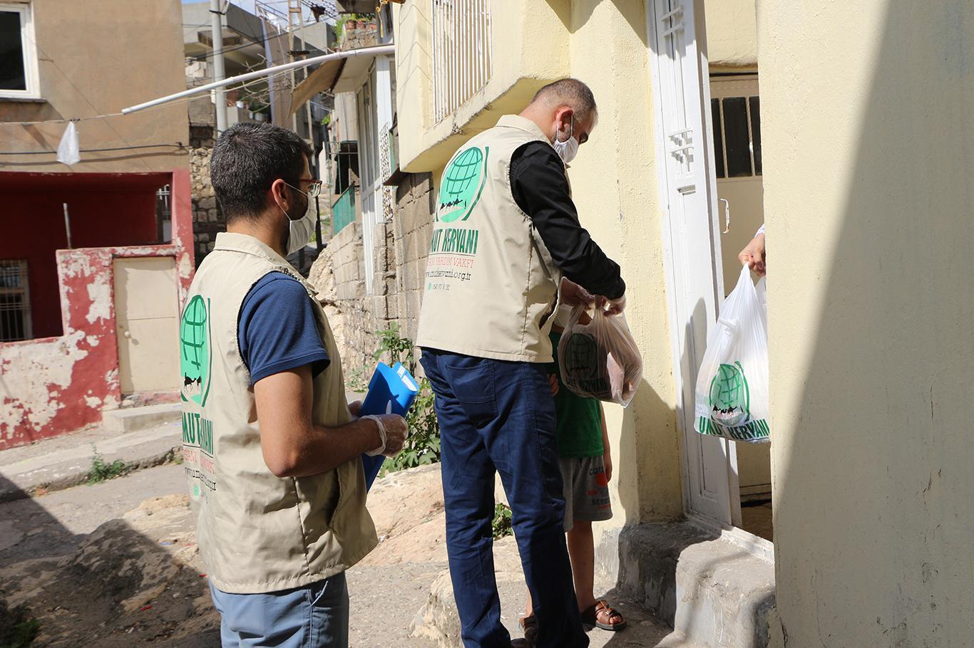 Mardin Hope Caravan distributes aid to hundreds of families